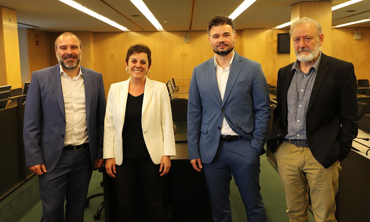 Ezkerretik eskuinera, Josep Pages, Mertxe Aizpurua, Gabriel Rufian eta Roberto Uriarte. BERRIA.