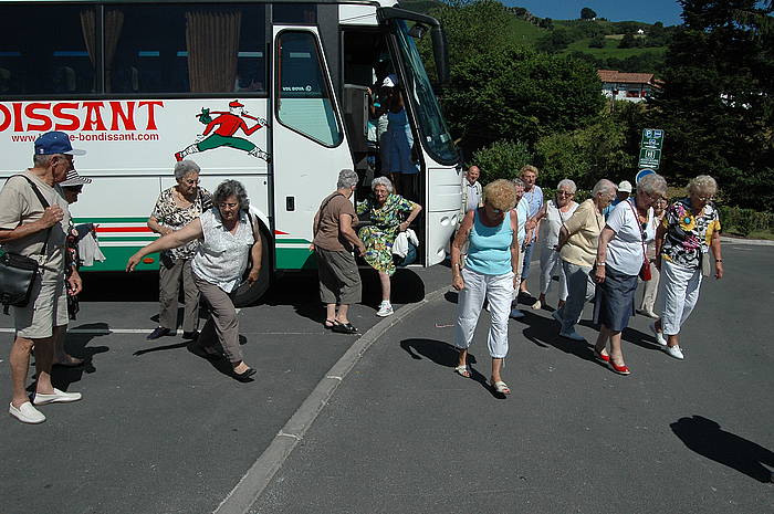 Turista talde bat, Basque Bondissant konpainiaren autobus batetik jaisten, Lapurdin. NORA ARBELBIDE