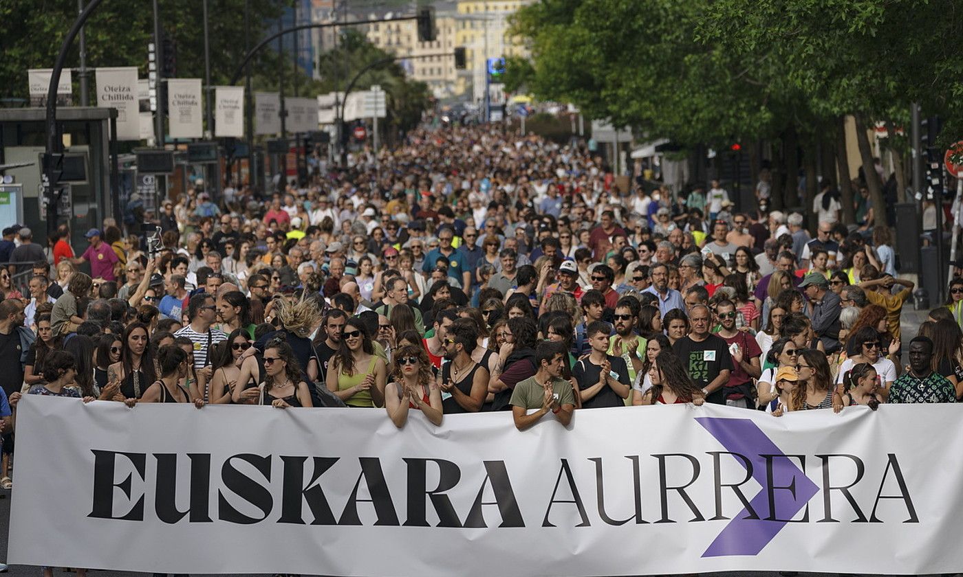 Milaka lagun Donostiako Bulebarrean, atzo, Euskara Aurrera egitasmoaren manifestazioaren amaieran. ARITZ LOIOLA / FOKU.