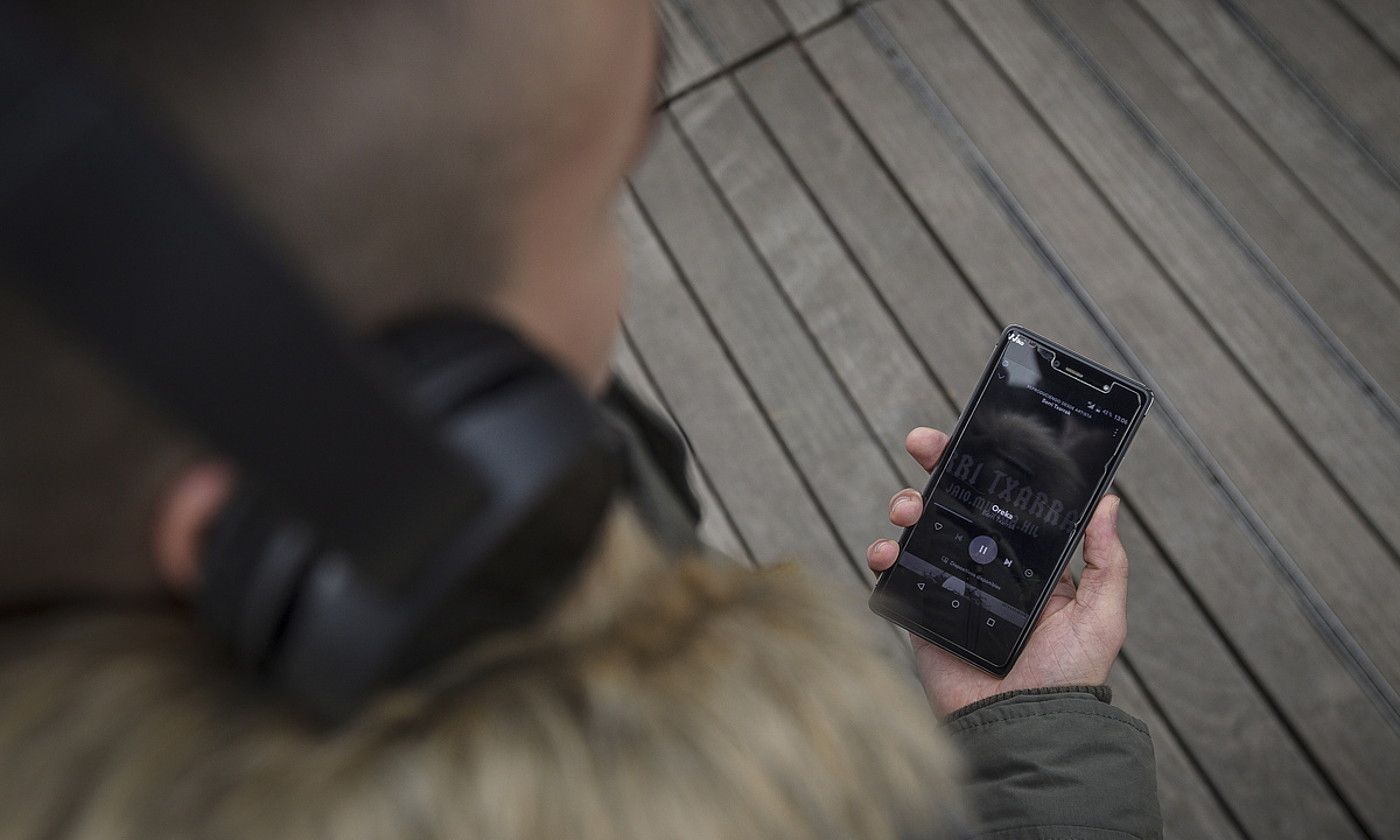 Gazte bat sakelakotik musika entzuten, Bilbon. ARITZ LOIOLA / FOKU.