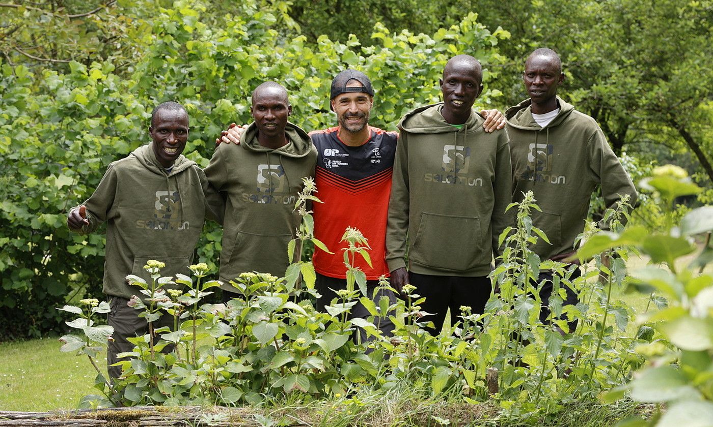 Ezker eskuin, Bem Kimtai, Reuben Narry, Octavio Perez, Robert Pkemboi eta Matthew Kiptanui. MAIALEN ANDRES / FOKU.