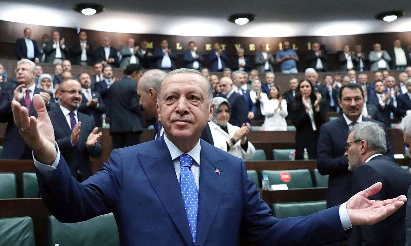 Recep Tayyip Erdogan Turkiako presidentea AKP Justiziaren eta Garapenaren Alderdiko kideak agurtzen, lehengo astean. EFE.