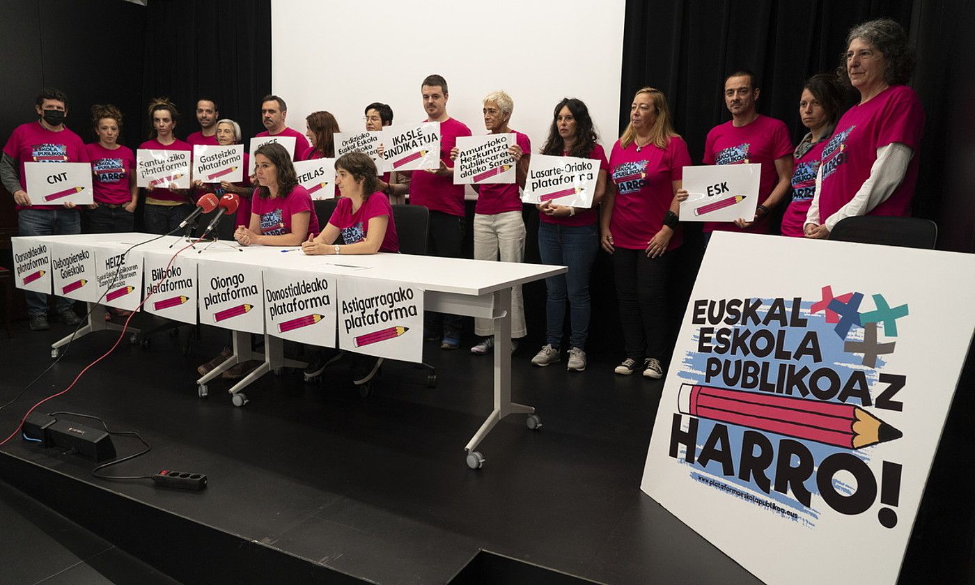 Euskal Eskola Publikoaz Harro topagunearen agerraldia, atzo. RAUL BOGAJO / FOKU. Euskal Eskola Publikoaz Harro topagunearen agerraldia, atzo. RAUL BOGAJO / FOKU.