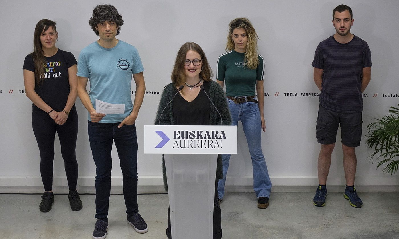 Larunbateko manifestazioaren balorazioa egin zuen atzo Euskara Aurrera-k, Donostian. JON URBE / FOKU.