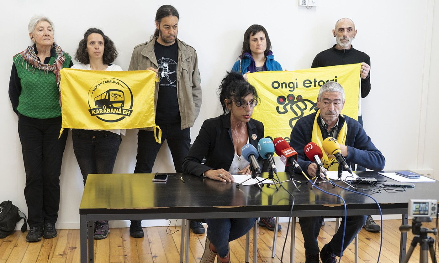 Ongi Etorri Errefuxiatuak eta Mugak Zabalduz elkarteen agerraldia, atzo, Gasteizen. RAUL BOGAJO/ FOKU.