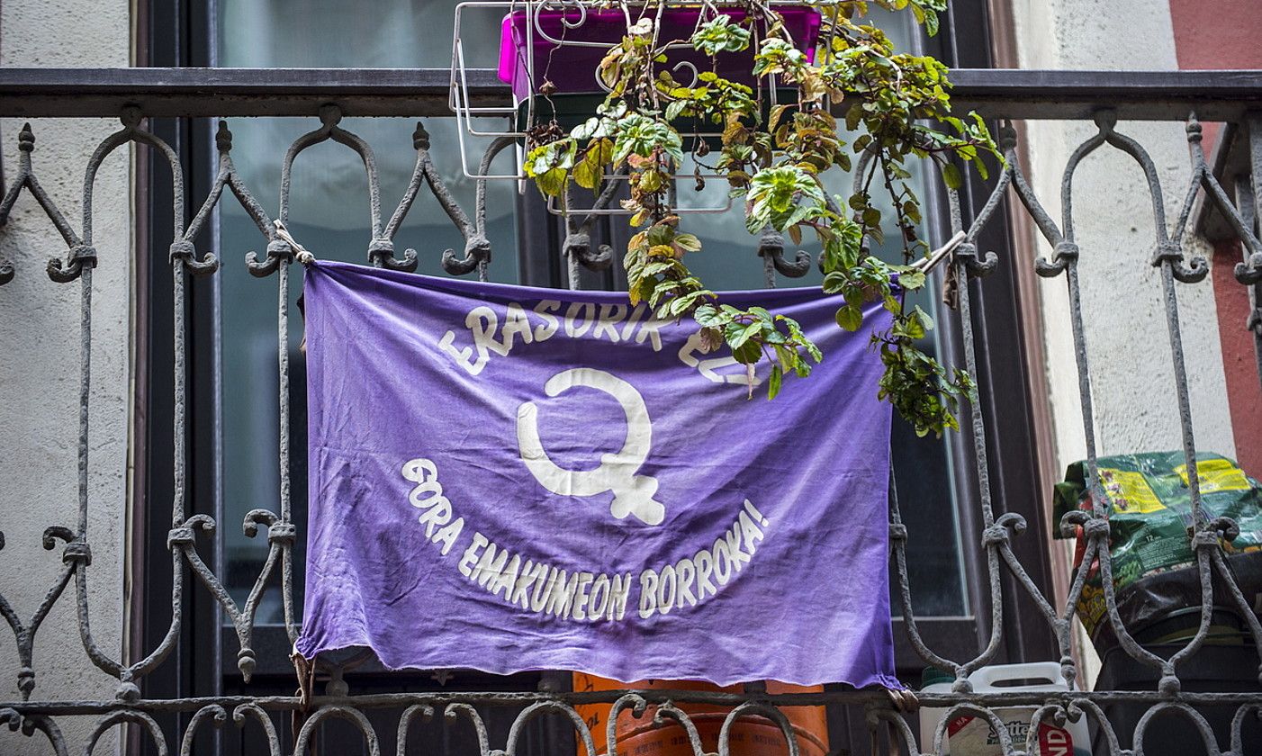 Indarkeria matxistaren aurkako bandera bat, Bilbon. MARISOL RAMIREZ / FOKU. Indarkeria matxistaren aurkako bandera bat, Bilbon. MARISOL RAMIREZ / FOKU.