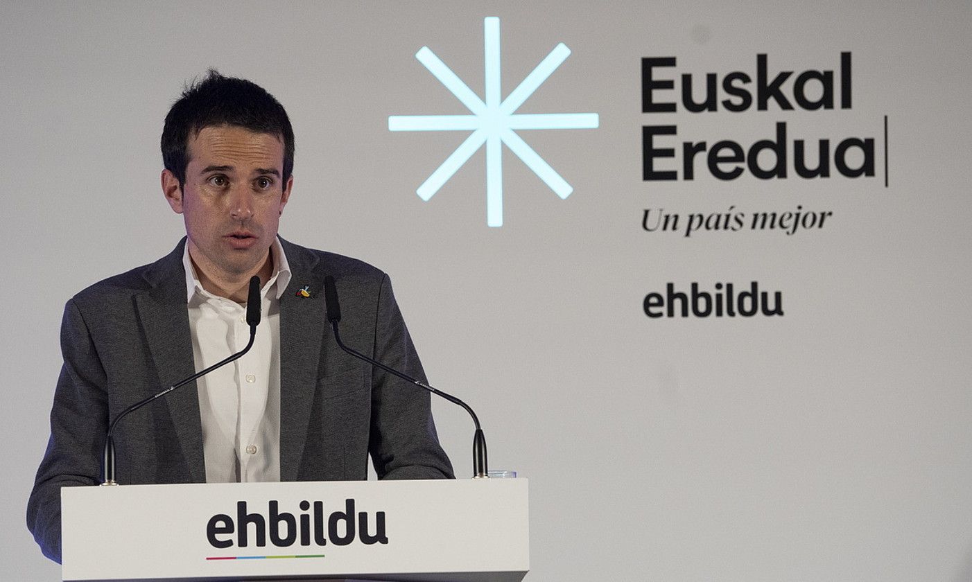 Pello Otxandiano EH Bilduko Programa zuzendaria, indar subiranistak martxoaren 30ean Bilboko Euskaldunan egin zuen ekitaldian. MONIKA DEL VALLE / FOKU. Pello Otxandiano EH Bilduko Programa zuzendaria, indar subiranistak martxoaren 30ean Bilboko Euskaldunan egin zuen ekitaldian. MONIKA DEL VALLE / FOKU.