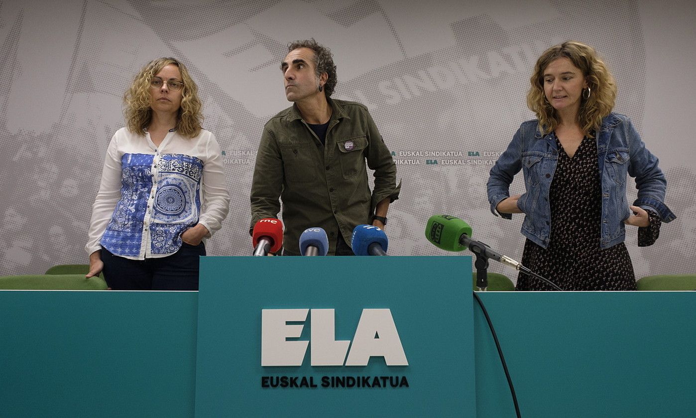 ELAko Esther Saavedra, Igor Eizagirre eta Miren Zubizarreta, Donostian atzo eginiko prentsaurrekoan. JON URBE / FOKU.