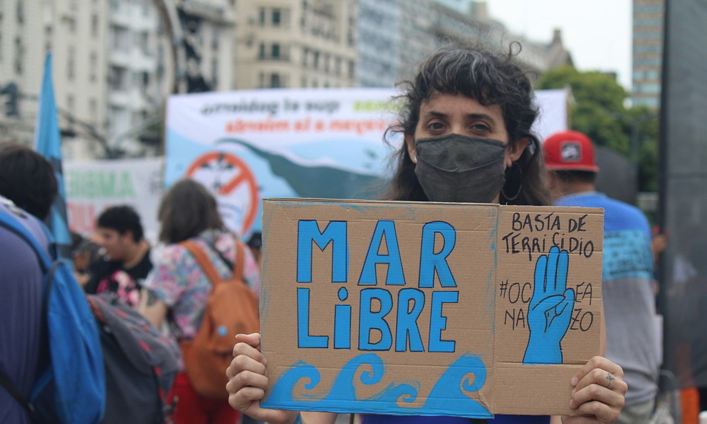Petrolioa offshore esplotatzearen kontrako protesta bat, iragan otsailean, Buenos Airesen. BERRIA.