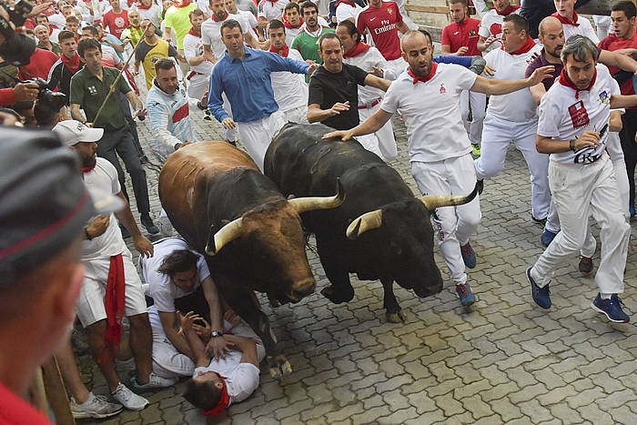 Victoriano del Rio ganadutegiko zezenak, aurtengo sanferminetako bosgarren entzierroan. IDOIA ZABALETA, FOKU