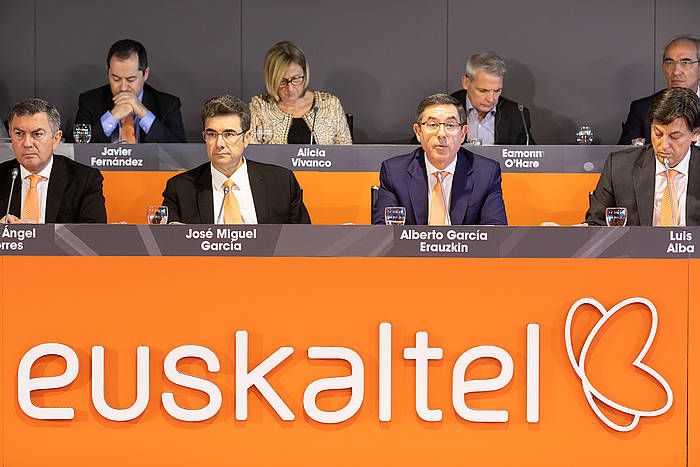 Euskalteleko kontseilari exekutibo berria Jose Miguel Garcia, eta presidentea, Alberto Garcia Erauzkin, atzoko akziodunen batzarrean. EUSKALTEL