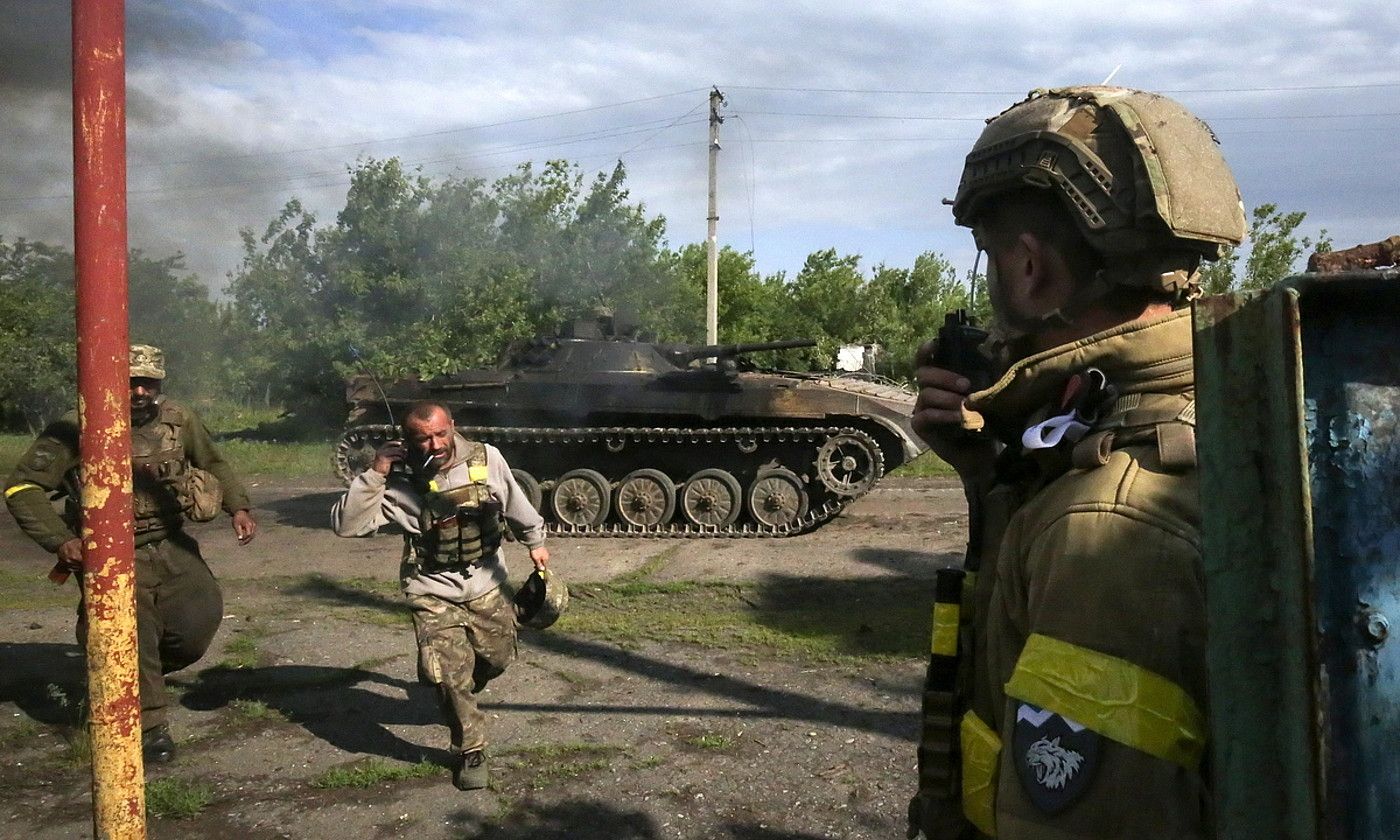 Ukrainako soldaduak, Donetsk eskualdeko Bakhmut hiritik gertu. STR / EFE.