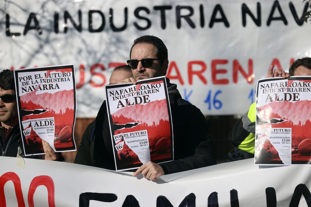 Nafarroako industriaren aldeko manifestazioaren deialdia, iragan astean egin zen, Ezkirozko BSHren fabrika aurrean. JESUS DIGES / EFE Nafarroako industriaren aldeko manifestazioaren deialdia, iragan astean egin zen, Ezkirozko BSHren fabrika aurrean. JESUS DIGES / EFE