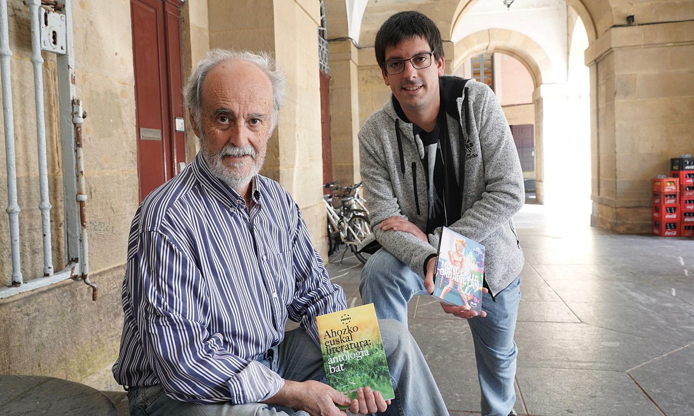 Juan Kruz Igerabide eta Jon Ander Urkiaga idazleak, bakoitza bere liburuarekin, Donostian. ANDONI CANELLADA / FOKU.