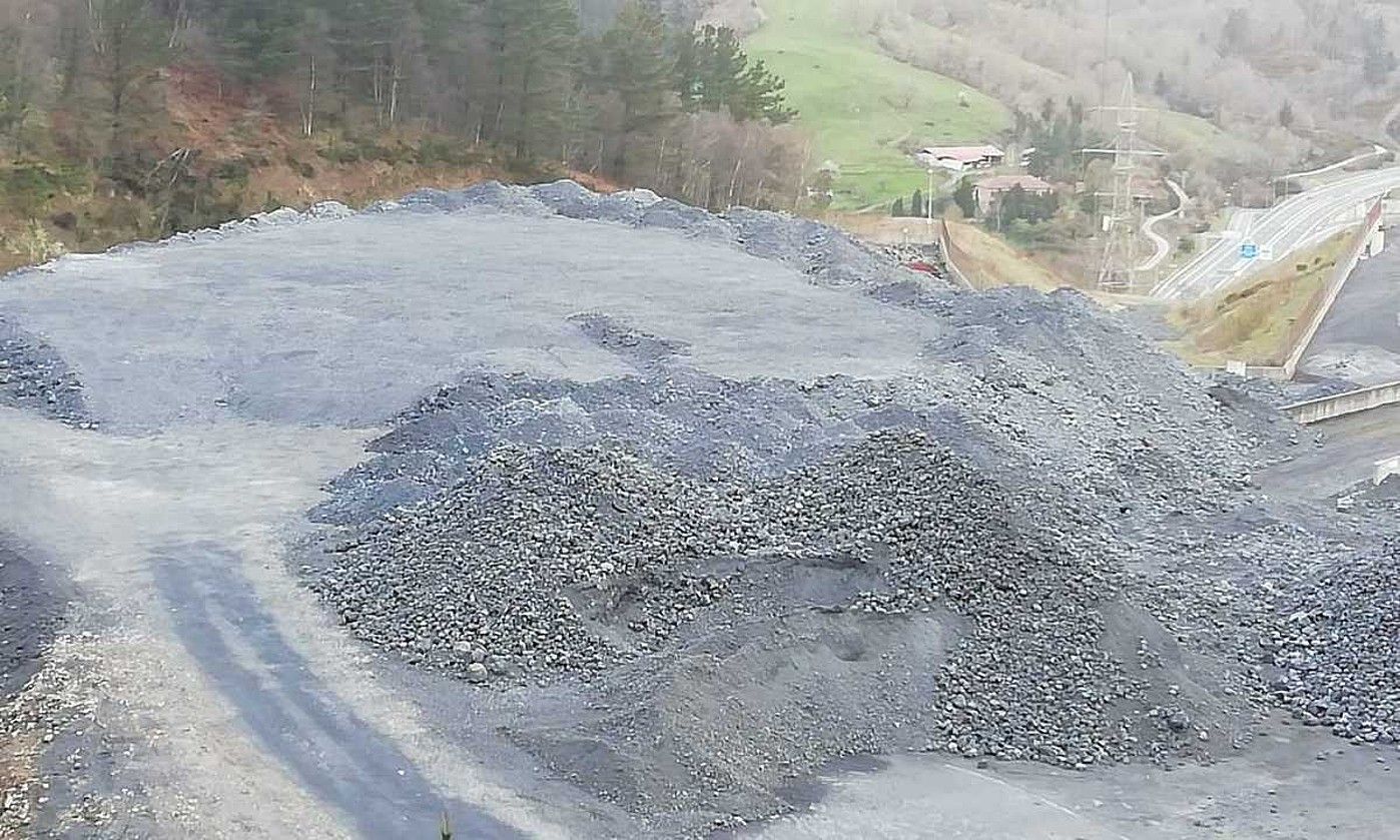 Zabortegia, errautsez beteta. Errauts beltzak metatuta, duela gutxiko irudi batean. Behean, auziari buruzko txosten tekniko batzuk. BERRIA.