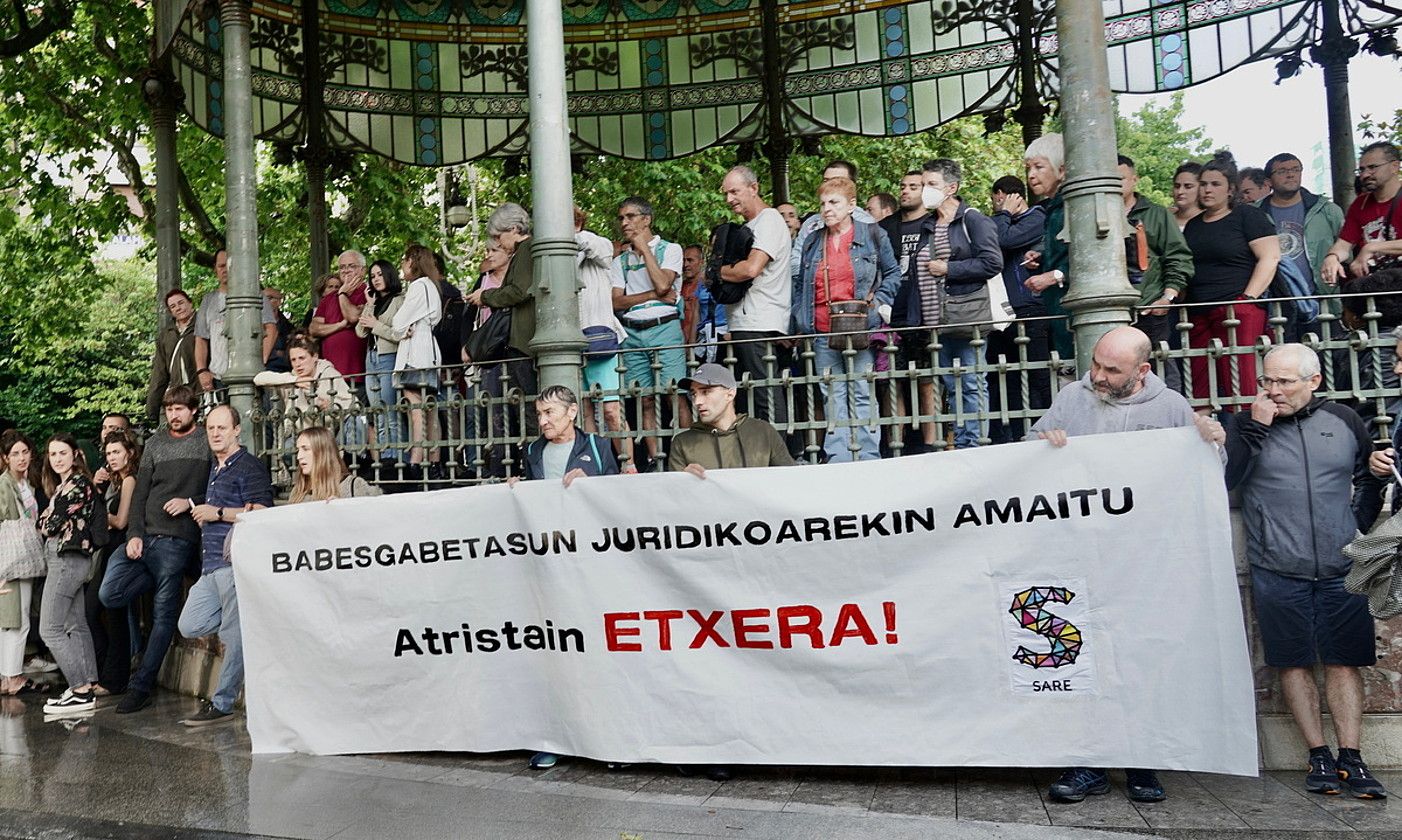 Atristainen atxiloketa salatzeko elkarretaratzea, atzo, Donostiako Bulebarrean. ANDONI CANELLADA / FOKU.