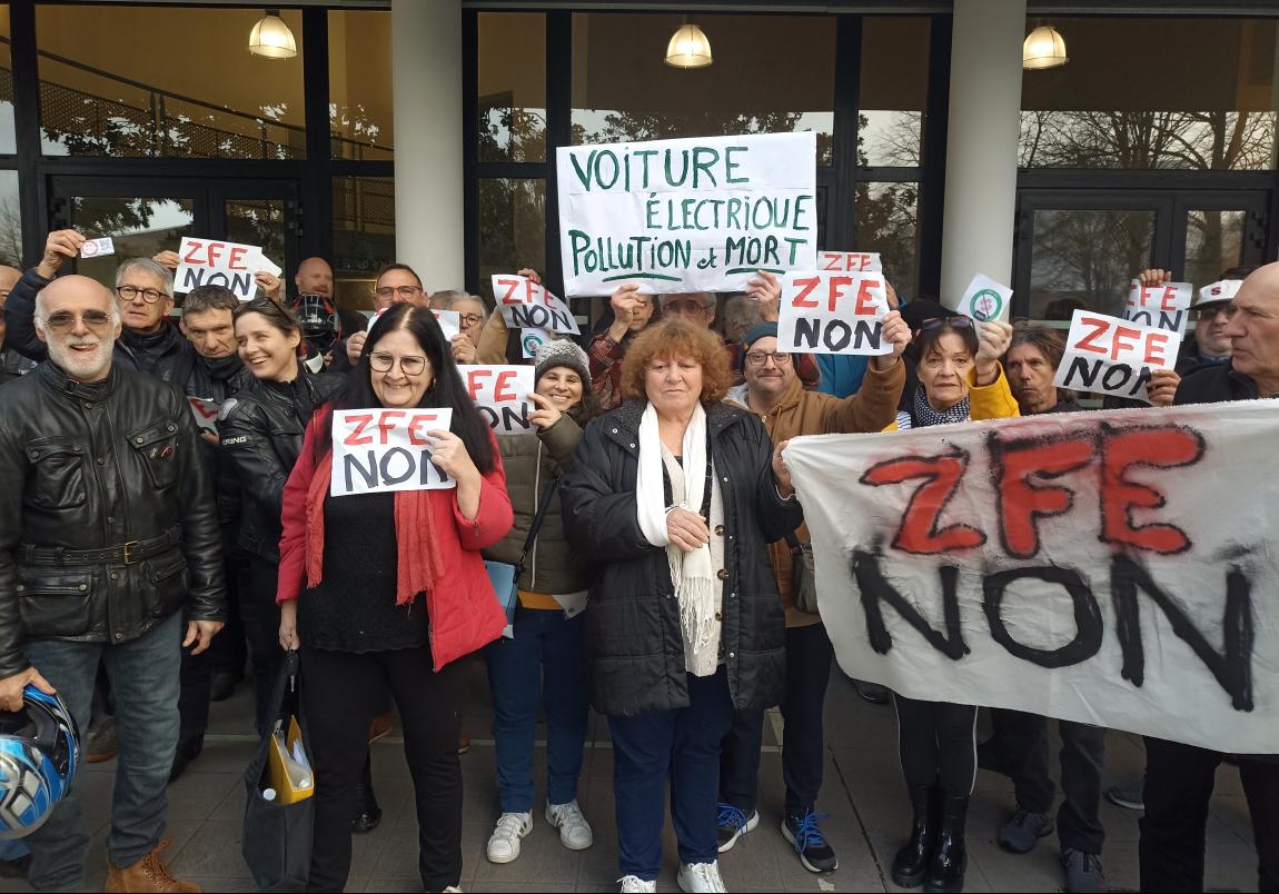 Emisio gutxiko eremuaren kontrako protesta egin zuten otsaileko biltzarrean. BERRIA