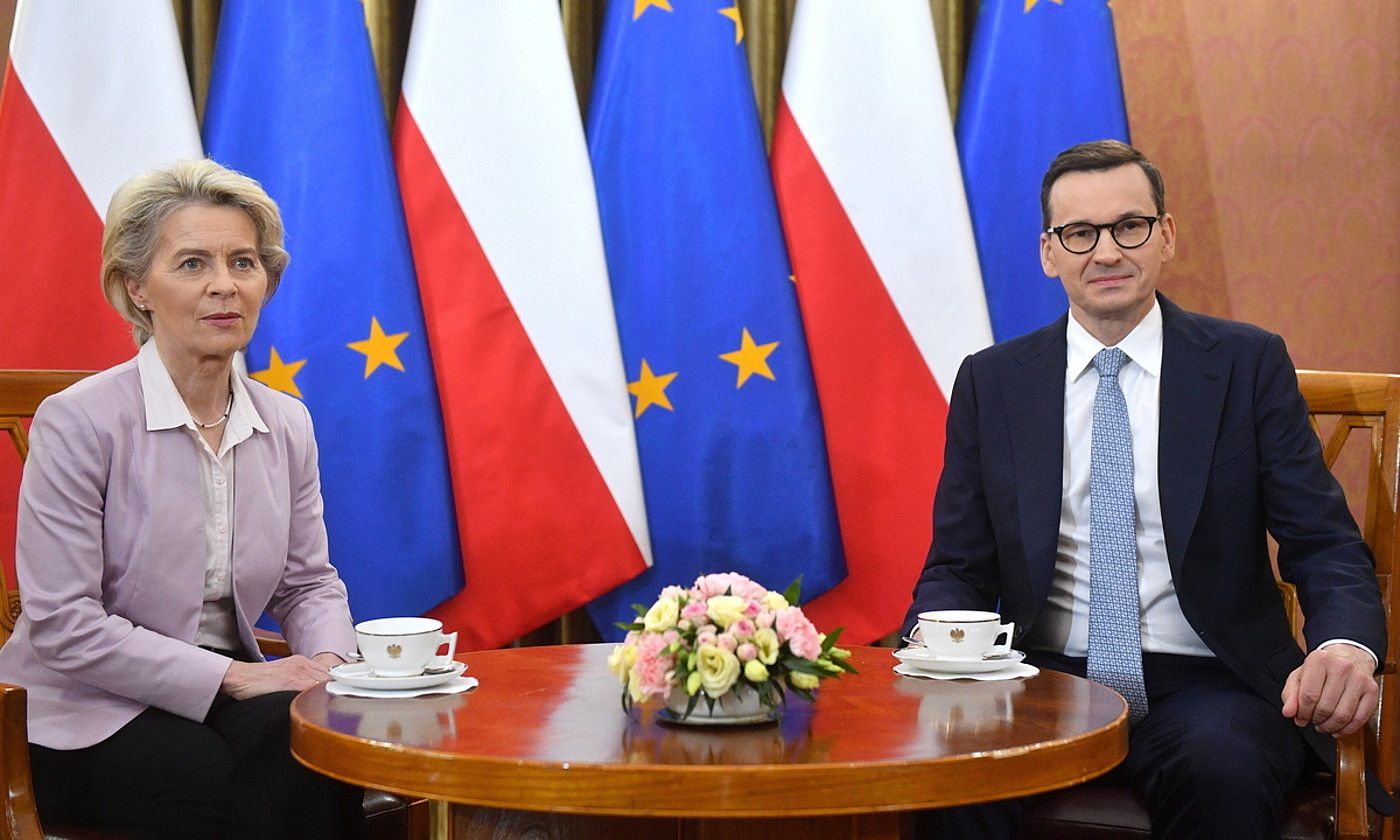 Ursula von der Leyen Europako Batzordeko presidentea eta Mateusz Morawiecki Poloniako lehen ministroa, atzo, Varsovian. RADEK PIETRUSZKA / EFE.