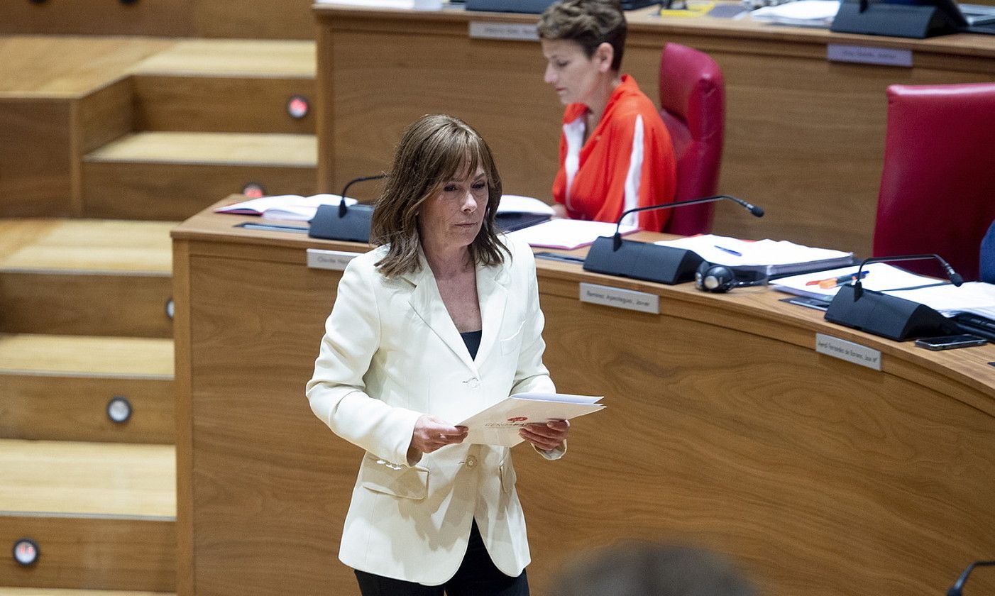 Geroa Baiko Uxue Barkos, eta, atzean, Maria Txibite Nafarroako Gobernuko lehendakaria. IÑIGO URIZ / FOKU. Geroa Baiko Uxue Barkos, eta, atzean, Maria Txibite Nafarroako Gobernuko lehendakaria. IÑIGO URIZ / FOKU.