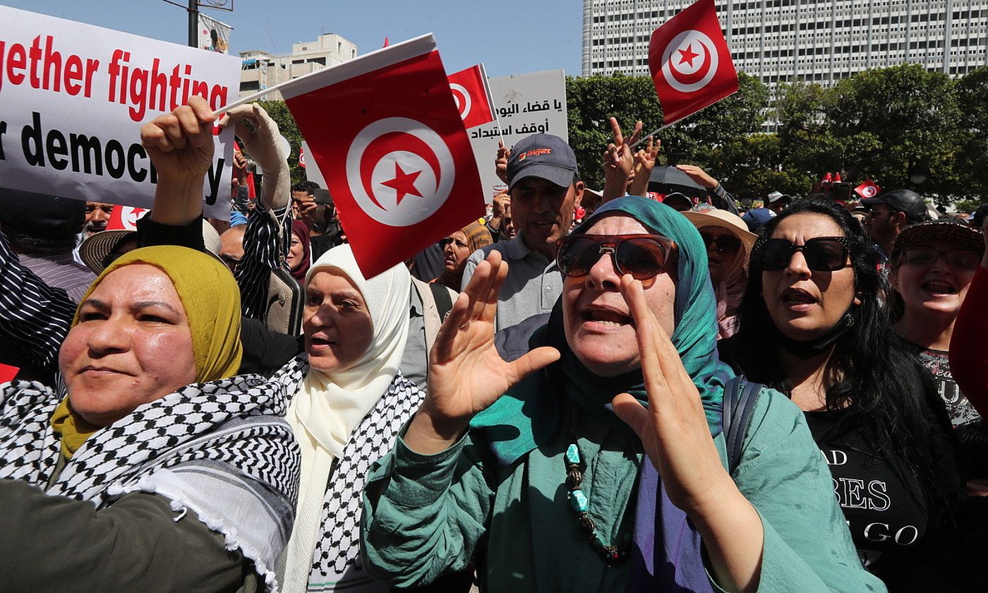 Kais Saied Tunisiako presidentearen kontrako manifestazio bat, Tunisen, iragan maiatzean. MOHAMED MESSARA / EFE. Kais Saied Tunisiako presidentearen kontrako manifestazio bat, Tunisen, iragan maiatzean. MOHAMED MESSARA / EFE.