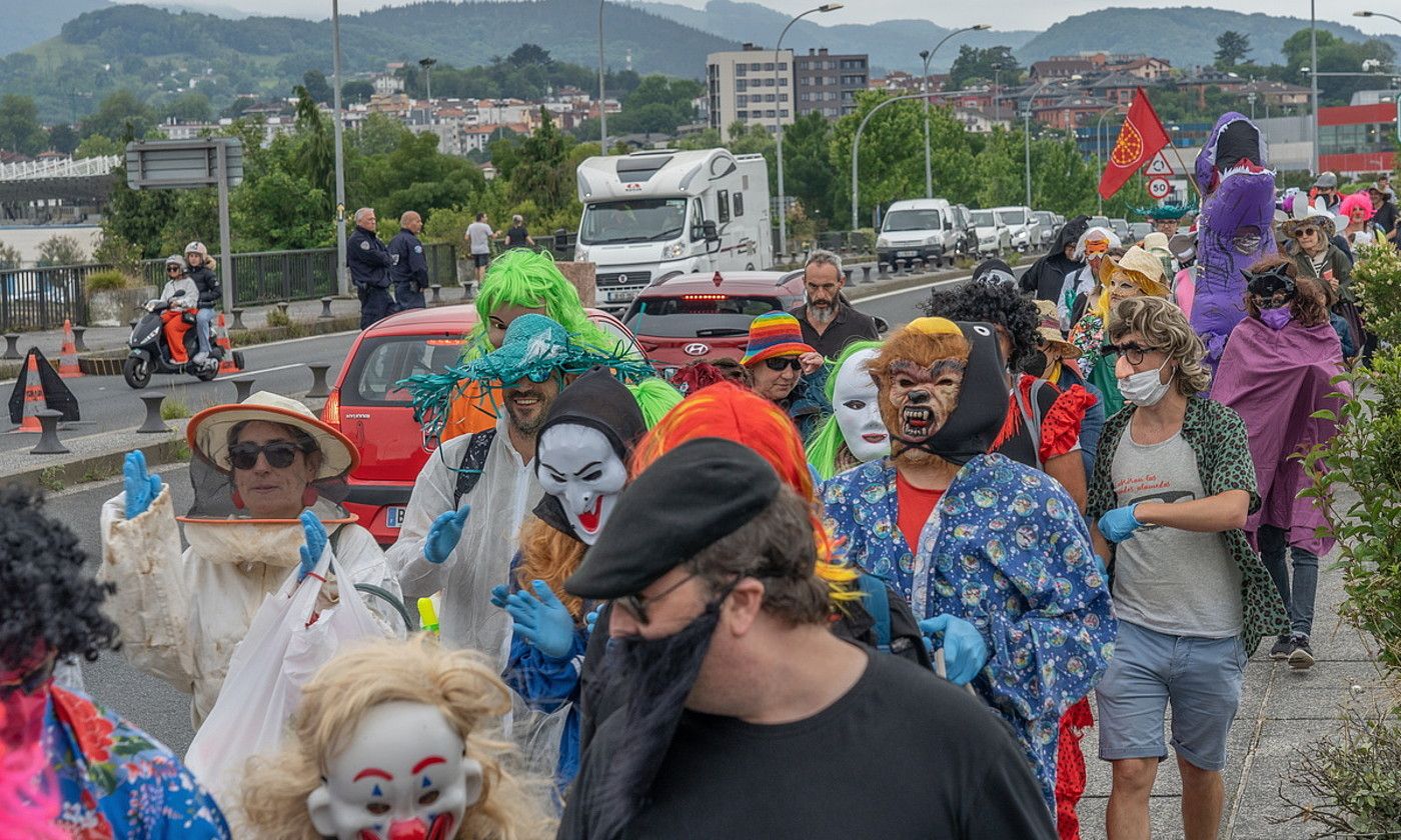 Ekintzan parte hartu zuen jendea, mozorrotuta. ANDONI CANELLADA / FOKU.