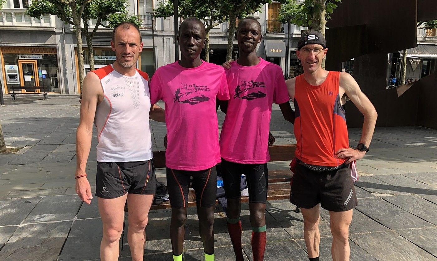 Matthew Kiptanui eta Robert Pkemboi, Jon Erasun, Iñaki Artola eta Jon Ander Peña pilotariekin. UNAI UGARTEMENDIA.