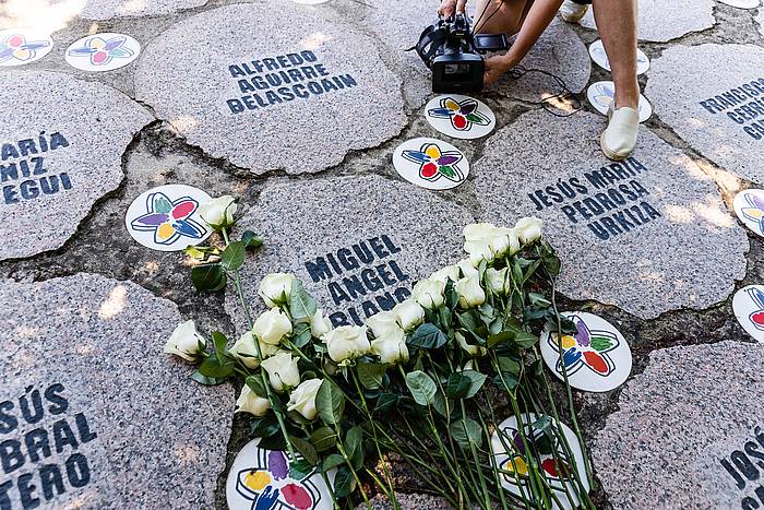 Atzo, Miguel Angel Blancoren hilketaren urteurrenean, PPk Gasteizen biktimen monolitoan egin zion lore eskaintza. JON RODRIGUEZ BILBAO, EFE