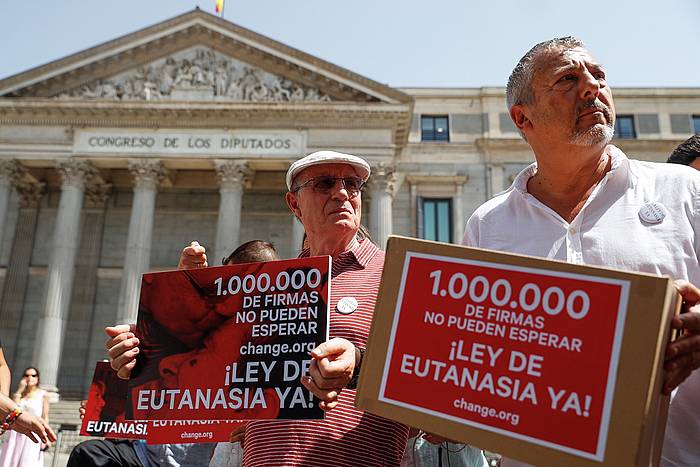 Eutanasiaren aldeko protesta Espainiako Kongresuan. EMILIO NARANJO/EFE