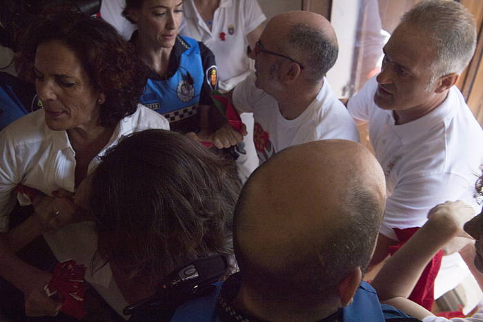 EH Bilduko eta Geroa Bai-ko zinegotziak ikurrina ateratzeko ahaleginan, txupinazoaren unean; tartean Joxe Abaurrea zinegotzia. JAGOBA MANTEROLA, FOKU