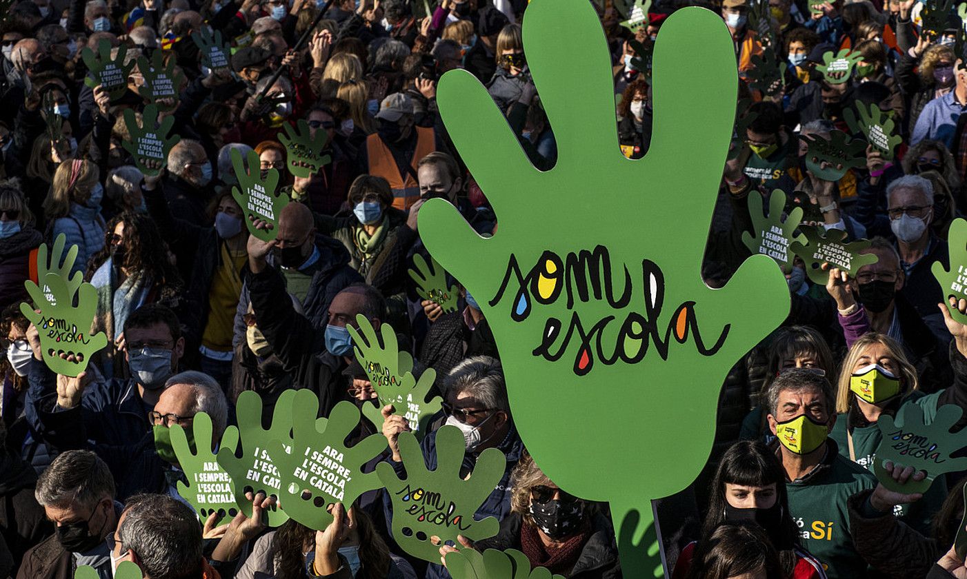 Kataluniako murgiltze ereduaren aldeko manifestazio bat, iazko abenduan, Bartzelonan. DANI CODINA. Kataluniako murgiltze ereduaren aldeko manifestazio bat, iazko abenduan, Bartzelonan. DANI CODINA.