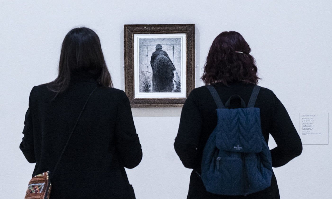 Bi emakume, Bilboko Guggenheim museoan, Georges Seurat artistaren marrazki bati begira. MARISOL RAMIREZ / FOKU.