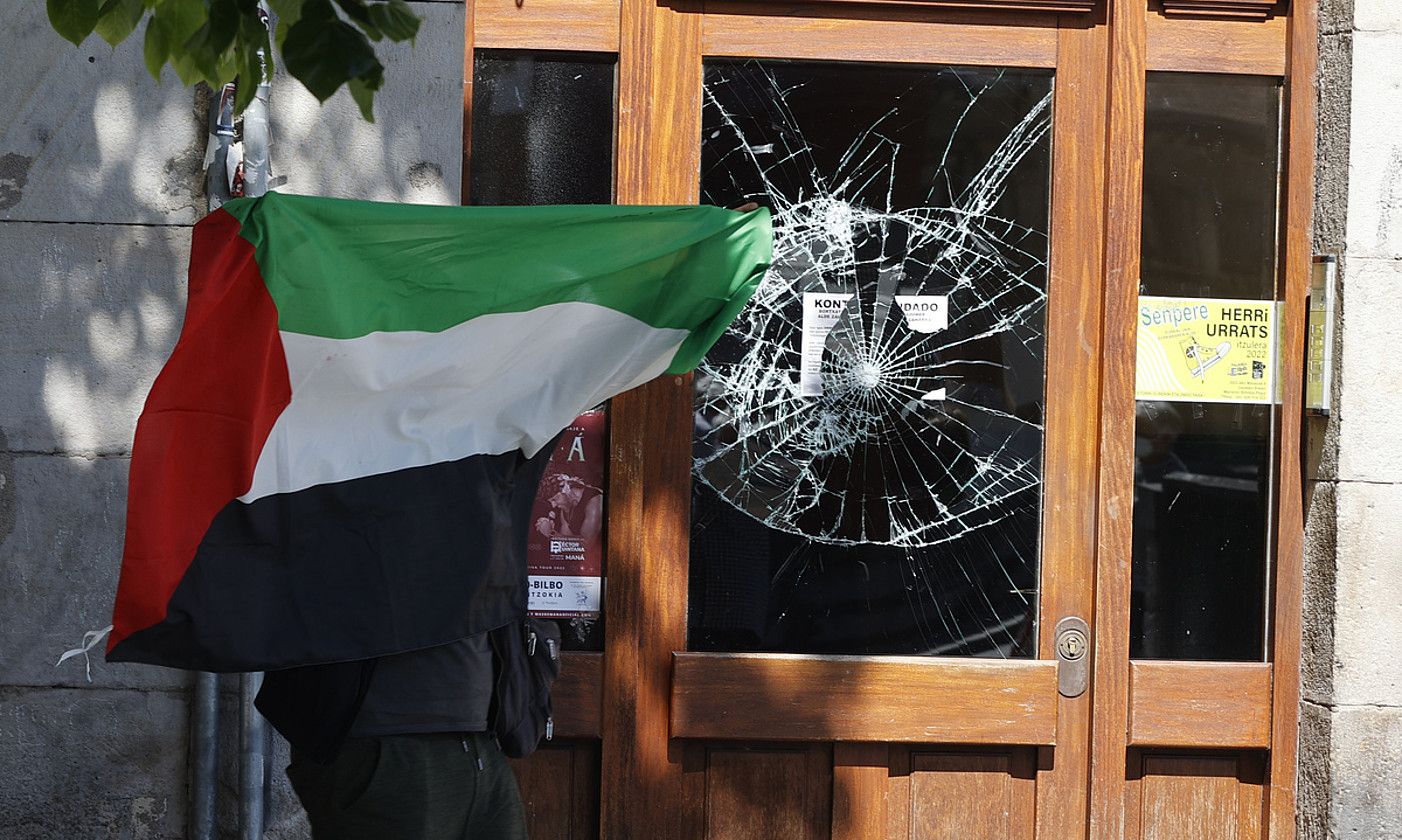 Amets tabernaren ondoko ataria, txikituta. LUIS TEJIDO / EFE.