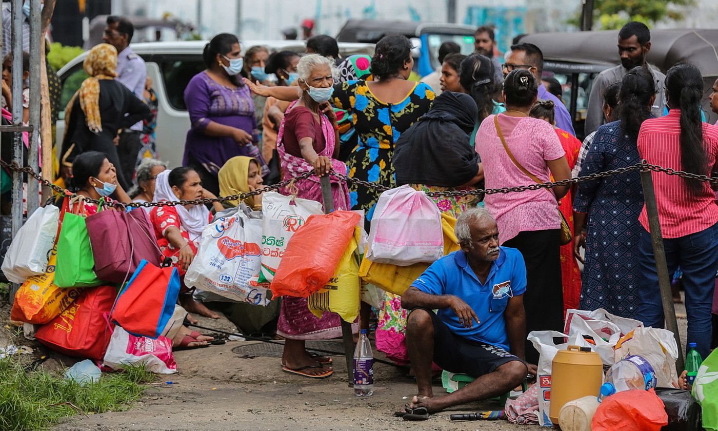 Kerosenoa erosteko ilara bat Kolombon, Sri Lankako hiriburuan. CHAMILA KARUNARATHNE / EFE. Kerosenoa erosteko ilara bat Kolombon, Sri Lankako hiriburuan. CHAMILA KARUNARATHNE / EFE.