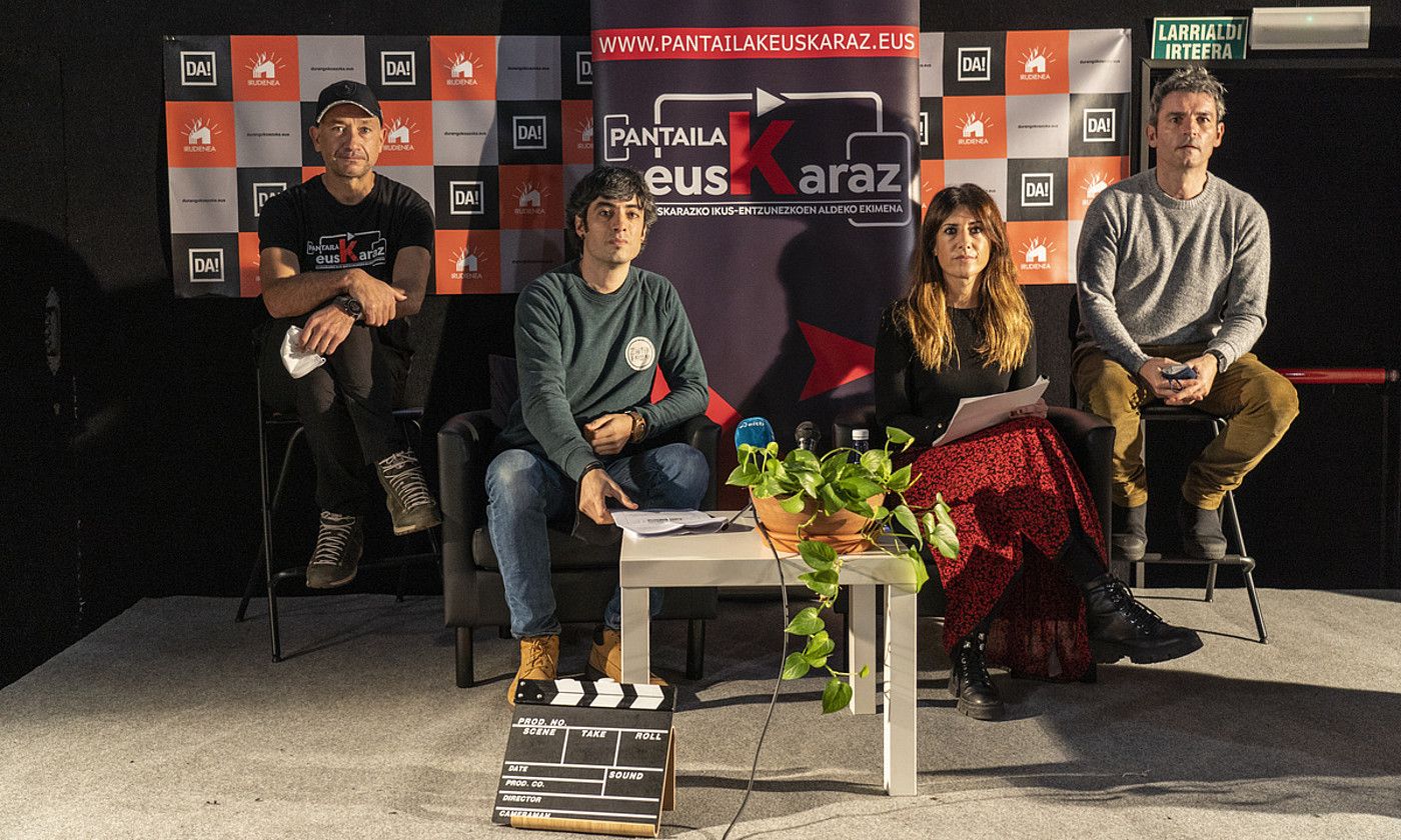 Ibon Iza, Alex Aginagalde, Izaskun Rekalde eta Iñigo Arandia Pantailak Euskaraz-eko kideak, Durangon. M. R. / FOKU. Ibon Iza, Alex Aginagalde, Izaskun Rekalde eta Iñigo Arandia Pantailak Euskaraz-eko kideak, Durangon. M. R. / FOKU.