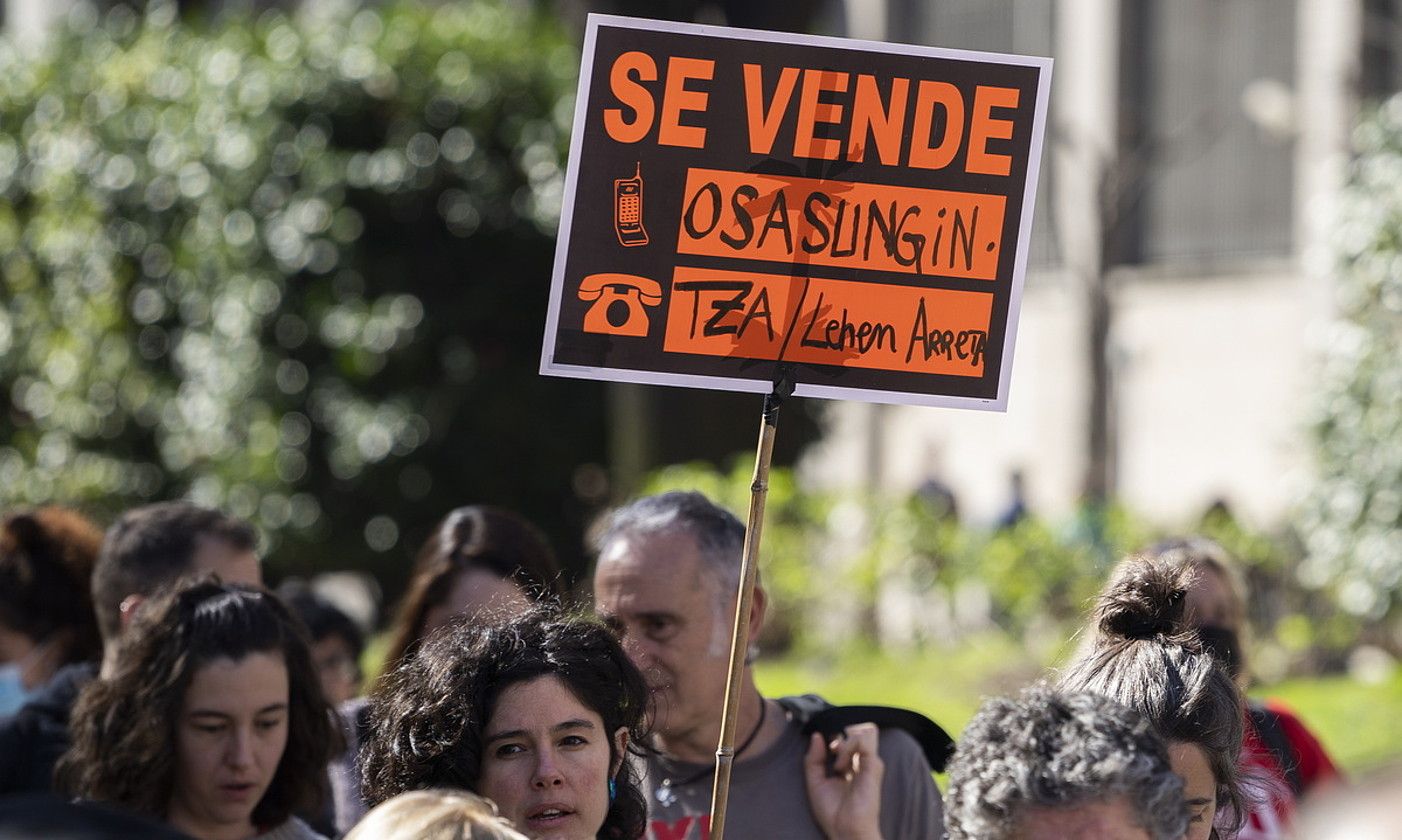 Protestak. Besteak beste osasun sistemaren pribatizazioa salatu zuten langileek otsaileko grebetan. M. DEL VALLE / FOKU.