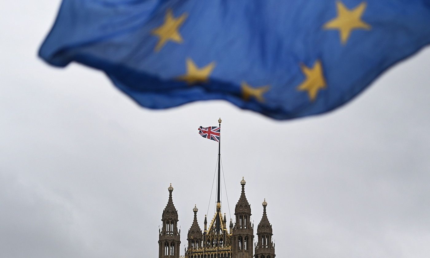 EB Europako Batasuneko bandera bat, eta, atzean, Erresuma Batuko bandera bat Komunen Ganberaren eraikinean. ANDY RAIN / EFE. EB Europako Batasuneko bandera bat, eta, atzean, Erresuma Batuko bandera bat Komunen Ganberaren eraikinean. ANDY RAIN / EFE.
