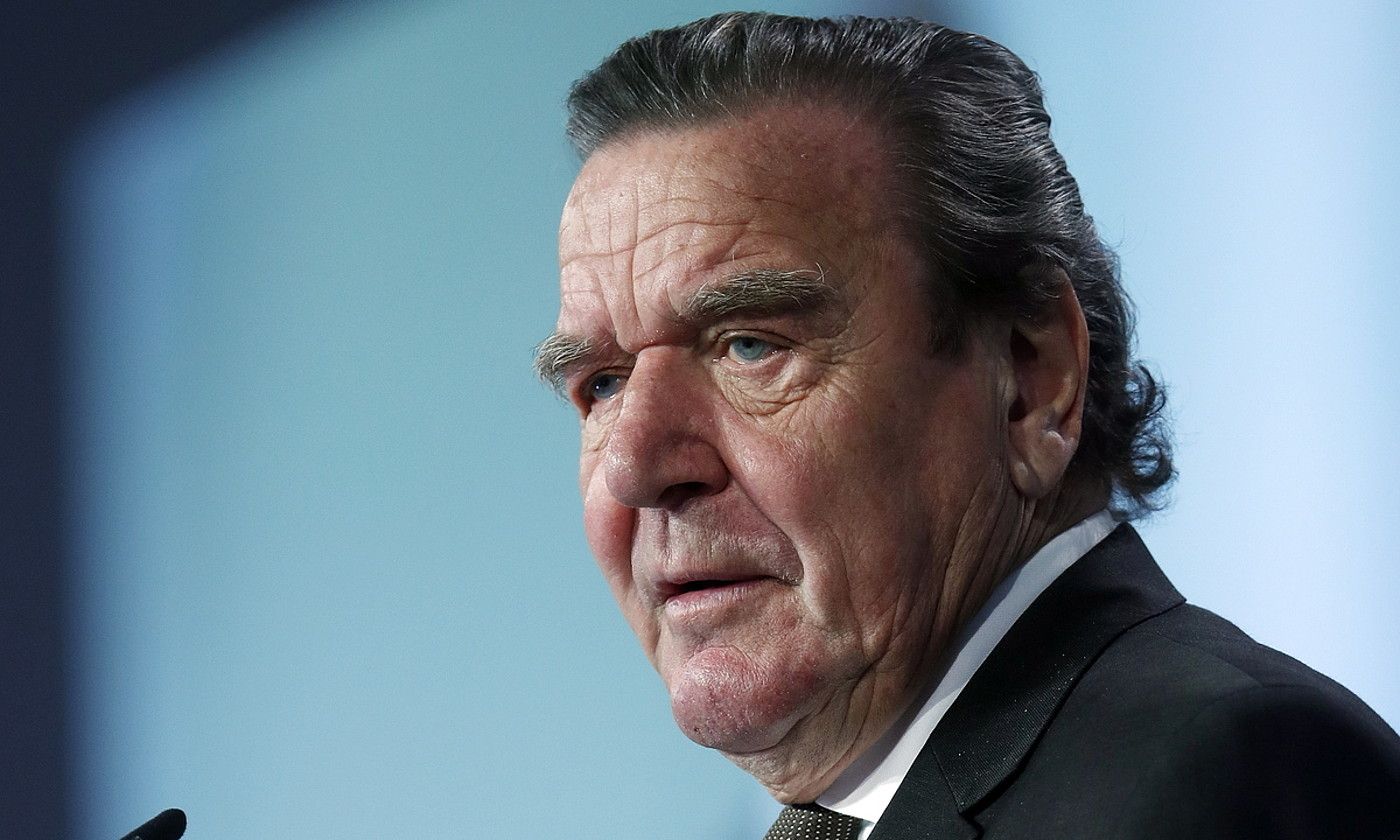 Gerhard Schroeder, 1997 eta 2005 artean kantziler izandakoa, 2017an egindako agerraldi batean. FELIPE TRUEBA / EFE.