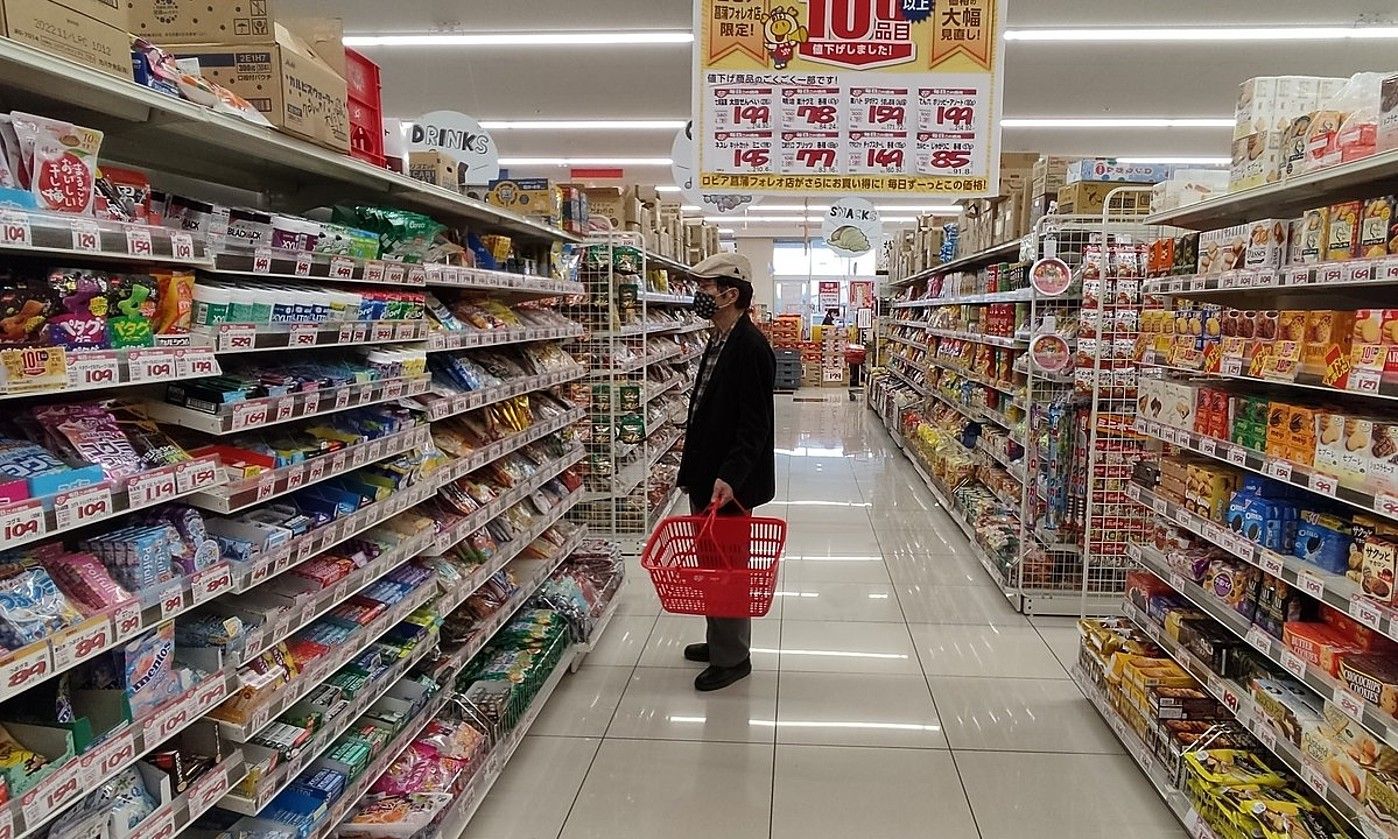 Gizon bat TokIoko supermerkatu bateko produktuei begira. JOSEP SOLANO.