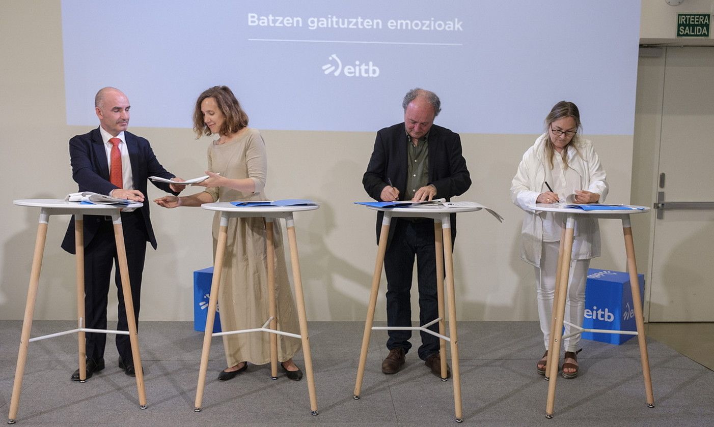 Andoni Aldekoa, Marian Fernandez, Carlos Juarez eta Maria Teresa Ruiz de Austri, atzo, Donostian. JON URBE / FOKU.