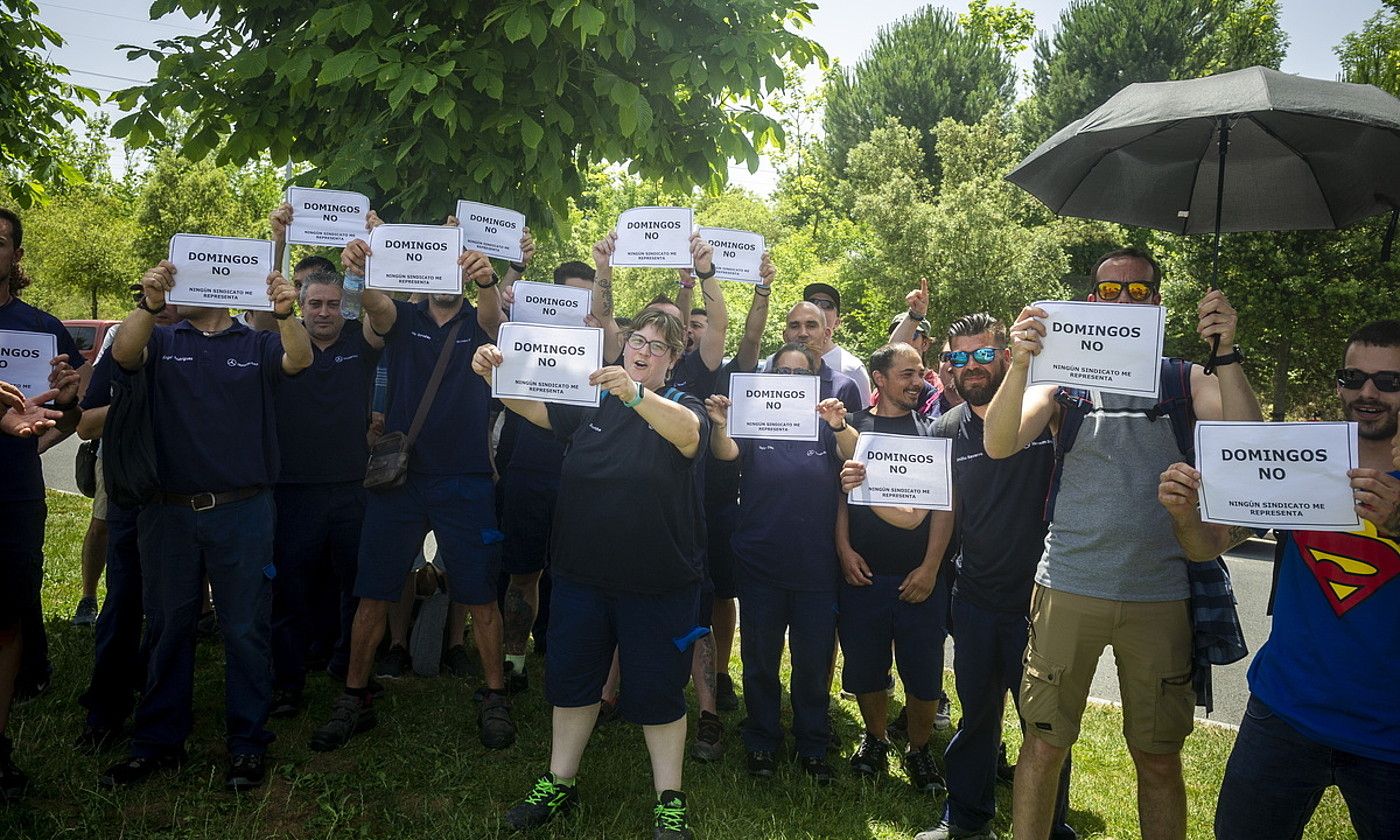 UGTk eta CCOOk deituta, bi orduko lanuztea eta elkarretaratzea egin zuten atzo. JAIZKI FONTANEDA / FOKU.