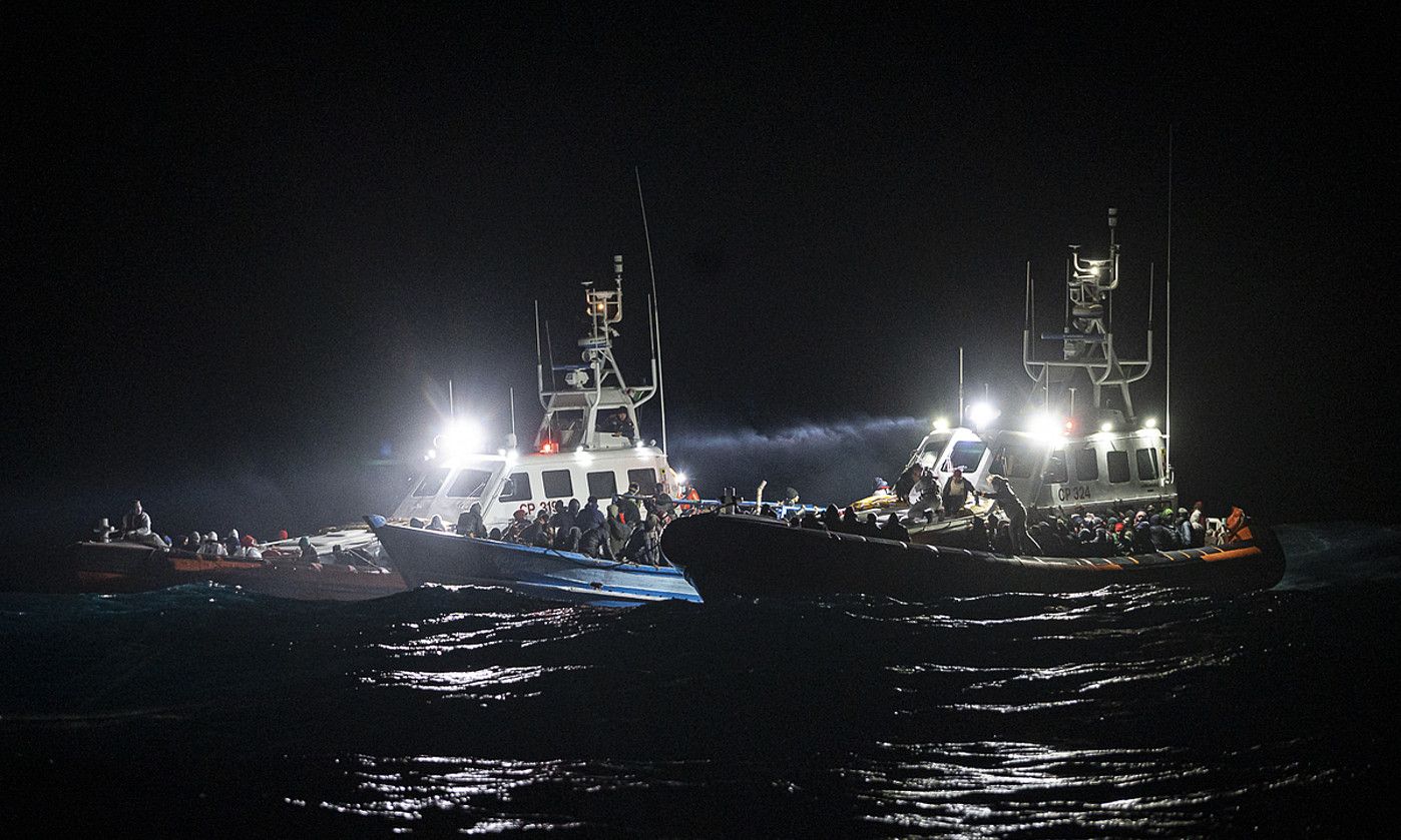 Aita Mari-ren erreskate bat, artxiboko irudi batean. ITSAS SALBAMENDU HUMANITARIOA.