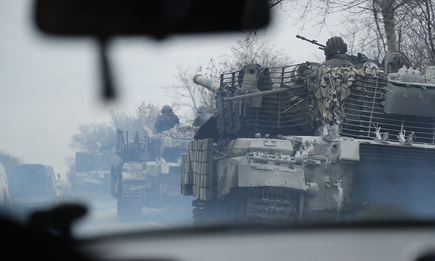 Ukrainako zenbait tanke, Sievierodonetsk hirirako bidean, Luhansk probintzian, Donbass eskualdean, Ukrainan. ZURAB KURTSIKIDZE / EFE.
