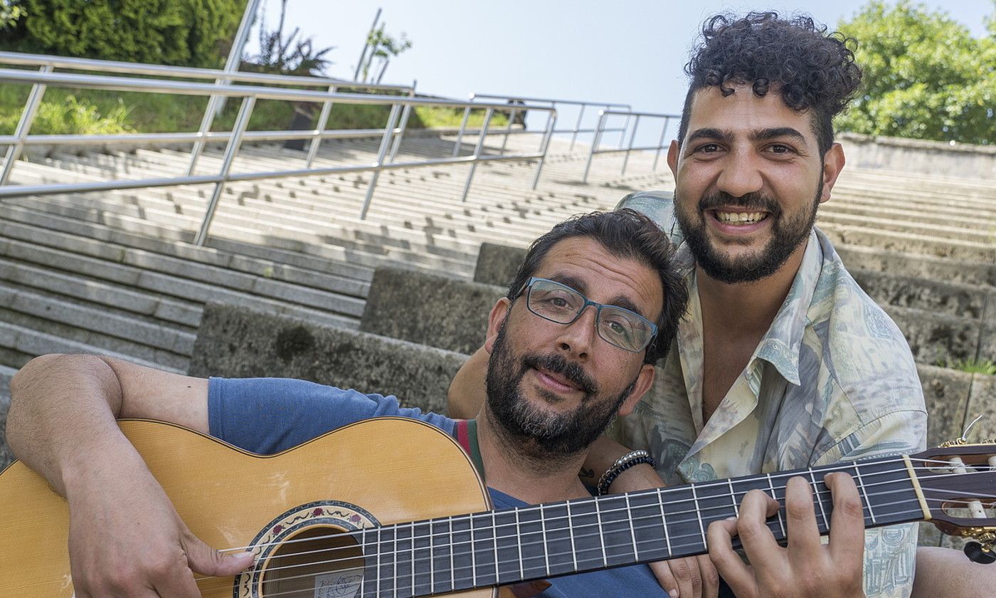 David Escudero, gitarrarekin, Yoni Camacho abeslaria atzean duela. ANDONI CANELLADA / FOKU.