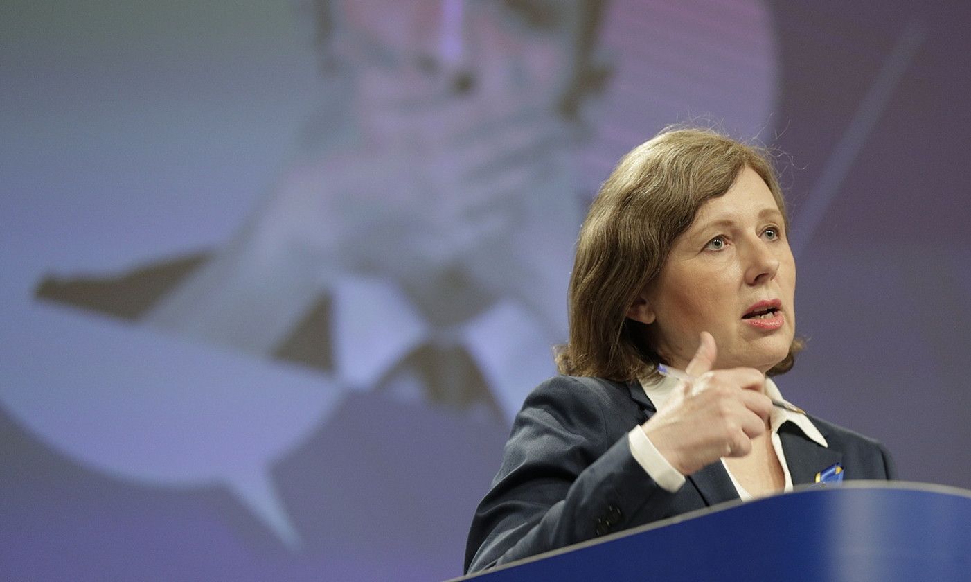 Vera Jourova Europako Gardentasun eta Balio Batzordeko presidenteordea, Bruselan. OLIVIER HOSLET / EFE. Vera Jourova Europako Gardentasun eta Balio Batzordeko presidenteordea, Bruselan. OLIVIER HOSLET / EFE.