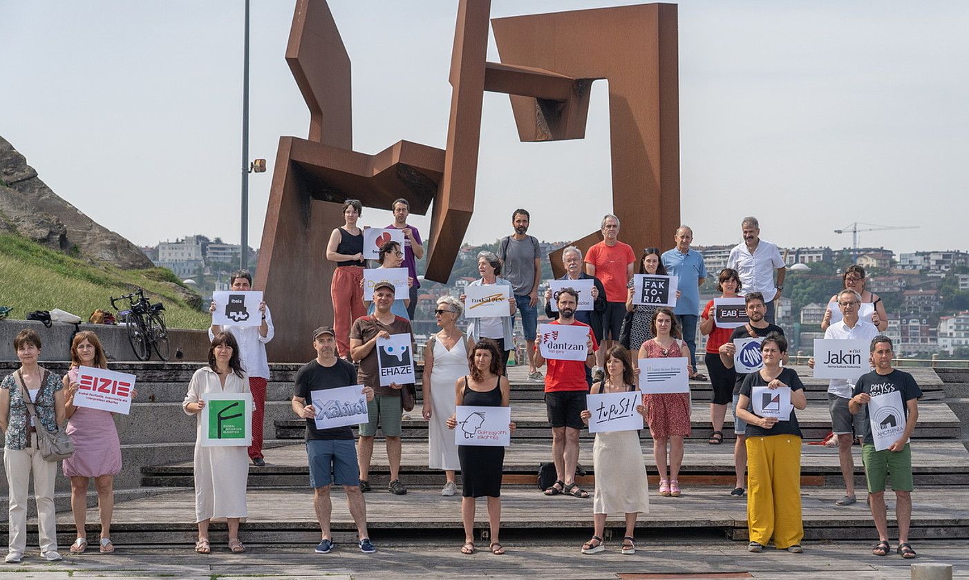 Euskarazko kultur sorkuntzan aritzen diren hainbat eragile eta norbanakoren agerraldia, atzo, Donostian. ANDONI CANELLADA / FOKU.