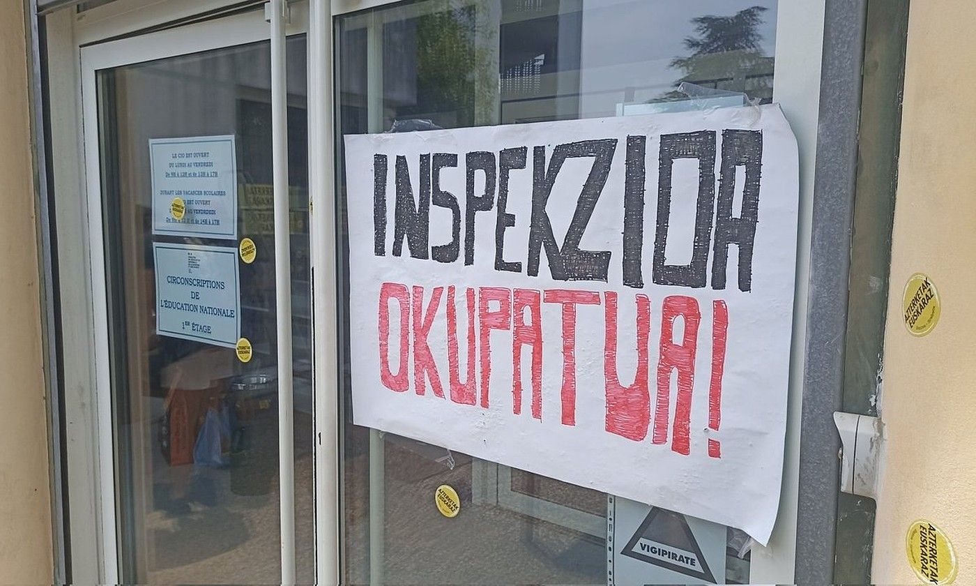 Pirinio Atlantikoetako Akademia Ikuskaritzaren sarrera afixaz betea da Seaskak okupatu duenetik. BERRIA. Pirinio Atlantikoetako Akademia Ikuskaritzaren sarrera afixaz betea da Seaskak okupatu duenetik. BERRIA.