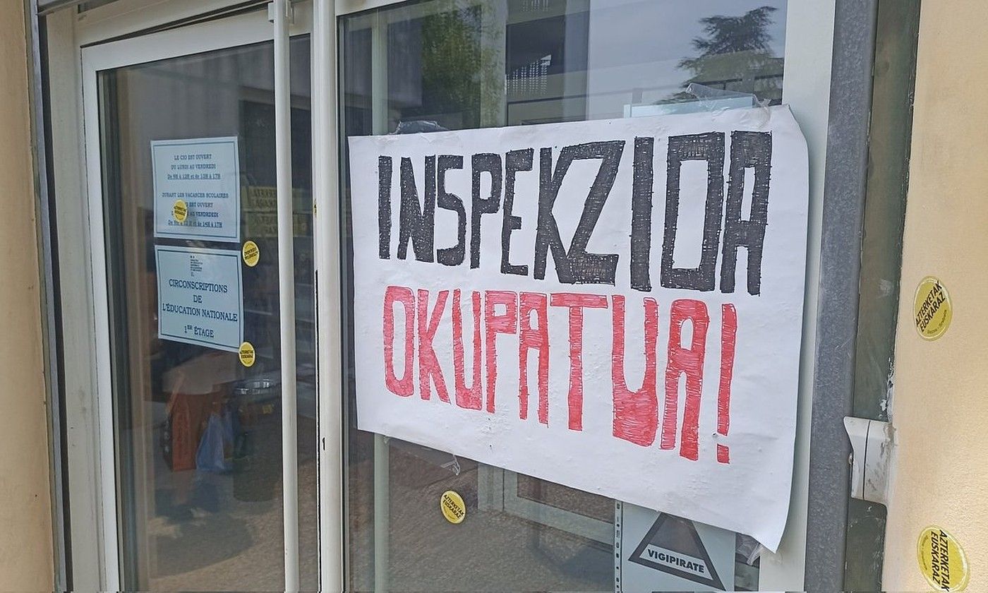 Pirinio Atlantikoetako Akademia Ikuskaritzaren sarrera afixaz betea da Seaskak okupatu duenetik. BERRIA.