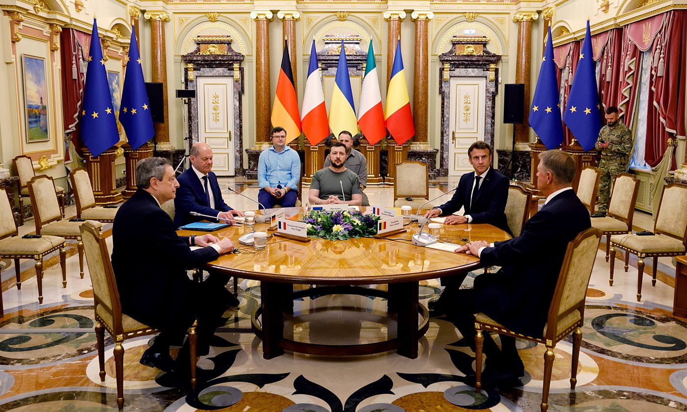 Ezkerretik hasita, Draghi (Italia), Scholz (Alemania), Zelenski (Ukraina), Macron (Frantzia) eta Iohannis (Errumania), atzo, Kieven. LUDOVIC MARIN / EFE.