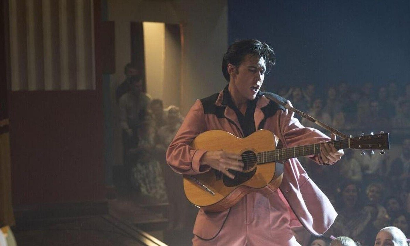 Austin Butler aktoreak egiten du Elvis Presley rockaren erregearena Baz Luhrmannen filmean. BERRIA. Austin Butler aktoreak egiten du Elvis Presley rockaren erregearena Baz Luhrmannen filmean. BERRIA.