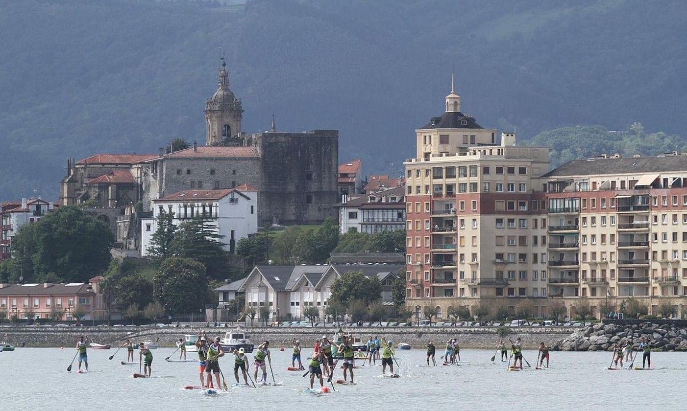 Jendea arraun surfean, 2021eko Bikingo Egunean, Hondarribian. HONDARRIBIKO SURF ESKOLA.